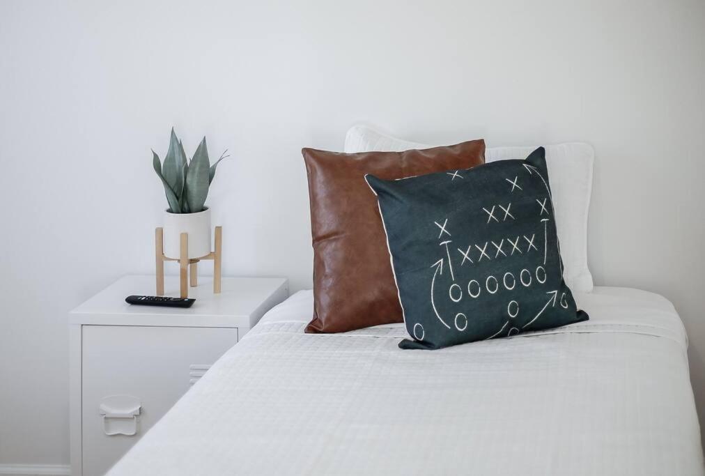 End Zone Escape-Light And Bright Hof Village Home Canton Ngoại thất bức ảnh